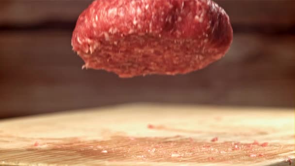 신선한 쇠고기 버거가 보드에 떨어집니다 1000 Fps의 카메라로 촬영했습니다 고품질 — 비디오