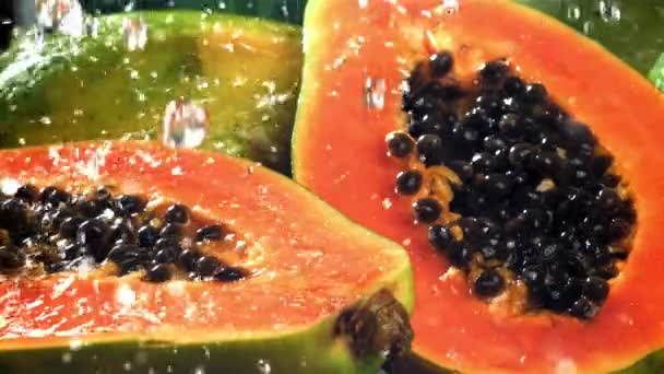 Färsk Tropisk Papaya Med Droppar Och Stänk Vatten Inspelning Höghastighetskamera — Stockvideo