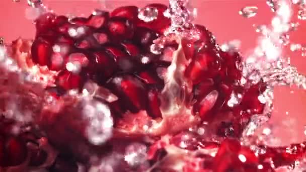 泼洒的水泼洒在新鲜石榴上 在1000英尺每秒的高速相机上拍摄 优质Fullhd影片 — 图库视频影像