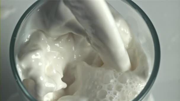 Latte Viene Versato Bicchiere Con Spruzzi Vista Dall Alto Girato — Video Stock