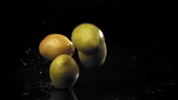 Las Aceitunas Frescas Caen Con Salpicaduras Aceite Filmado Una Cámara — Vídeos de Stock