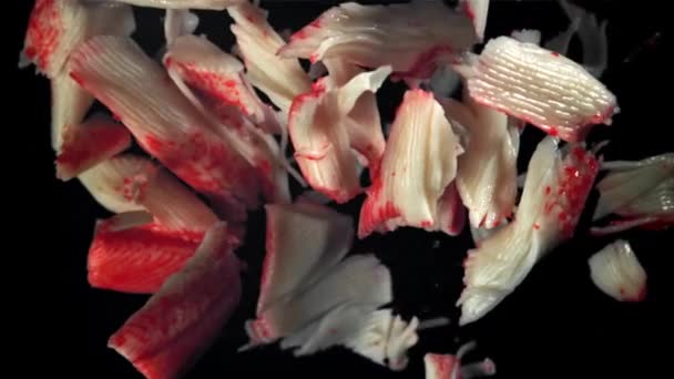 Des Bâtonnets Crabe Frais Volent Tombent Filmé Par Une Caméra — Video