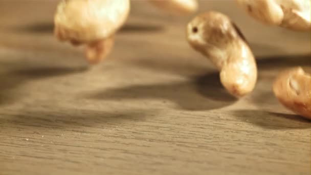 Kešu Ořechy Padají Stůl Natočeno Vysokorychlostní Kameře Rychlostí 1000 Snímků — Stock video