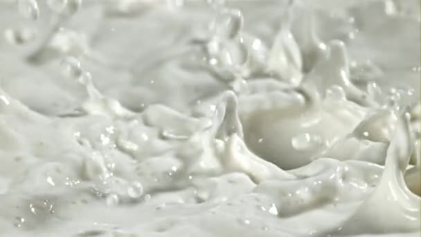 Čerstvé Mléko Šplouchnutím Natočeno Vysokorychlostní Kameře Rychlostí 1000 Snímků Sekundu — Stock video