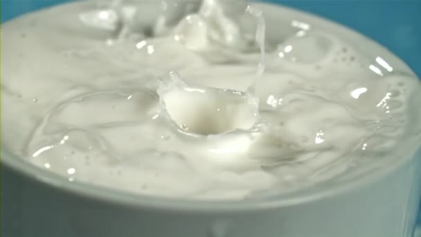 ミルクの滴がカップに飛び込んでいる 1000Fpsで高速カメラで撮影しました 高品質のフルHd映像 — ストック動画