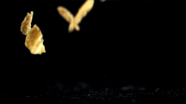 Corn Vlokken Vallen Zwarte Achtergrond Gefilmd Een Hoge Snelheidscamera Met — Stockvideo