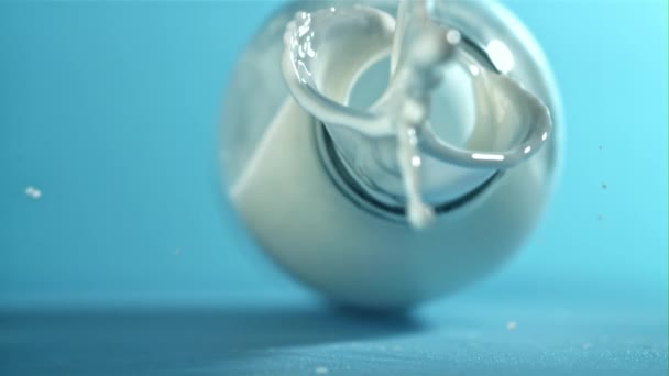 Bottle Milk Falls Table Splashes Filmed High Speed Camera 1000 — Stock Video