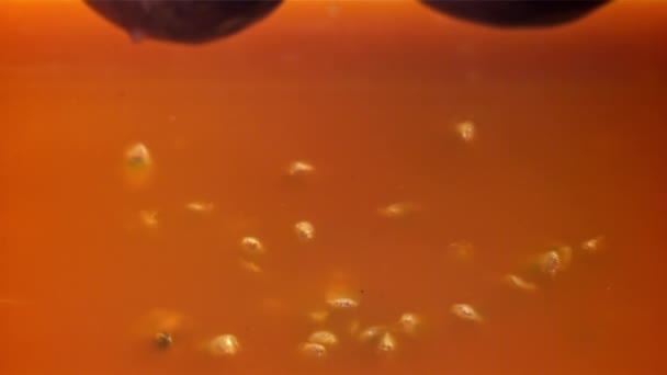 激情水果与水花一起掉进果汁里 在1000英尺每秒的高速相机上拍摄 优质Fullhd影片 — 图库视频影像