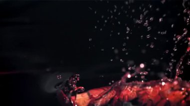 Şişe mantarı kırmızı şaraba dökülüyor. 1000 fps 'de yüksek hızlı bir kamerayla çekildi. Yüksek kaliteli FullHD görüntüler