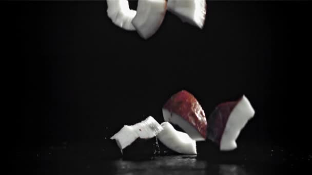 Kokosnussstücke Fallen Auf Den Tisch Auf Schwarzem Hintergrund Gefilmt Mit — Stockvideo