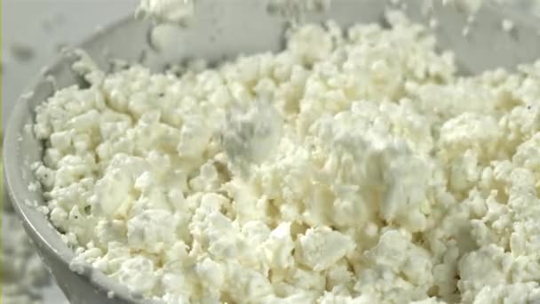 Brânza Proaspătă Vaci Cade Farfurie Filmat Cameră Mare Viteză 1000 — Videoclip de stoc