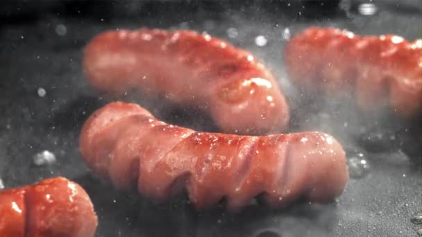 香肠是油炸的 锅里有水花 在1000英尺每秒的高速相机上拍摄 优质Fullhd影片 — 图库视频影像