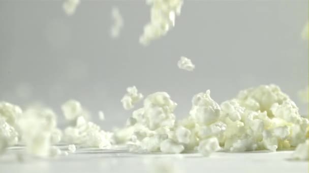 白い背景に落ちる新鮮なコテージチーズ 1000Fpsで高速カメラで撮影しました 高品質のフルHd映像 — ストック動画