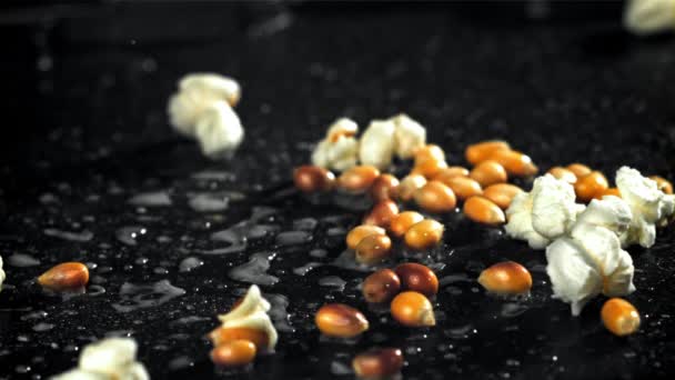 Popcorn Eksploduje Patelni Odrobiną Oleju Nagranie Szybkiej Kamerze Prędkością 1000 — Wideo stockowe