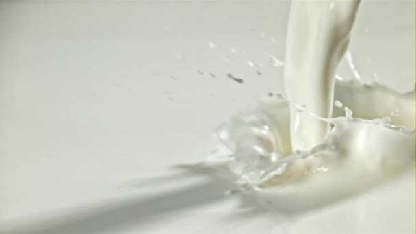 鲜牛奶加水花 在1000英尺每秒的高速相机上拍摄 优质Fullhd影片 — 图库视频影像