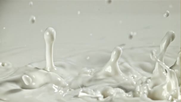 Čerstvé Mléko Šplouchnutím Natočeno Vysokorychlostní Kameře Rychlostí 1000 Snímků Sekundu — Stock video
