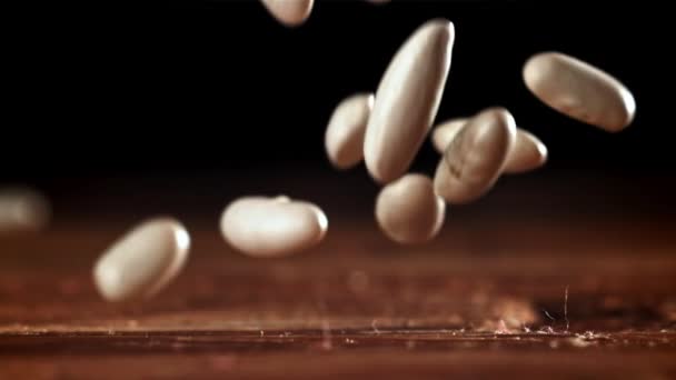 白豆落在一张木制桌子上 在1000英尺每秒的高速相机上拍摄 优质Fullhd影片 — 图库视频影像