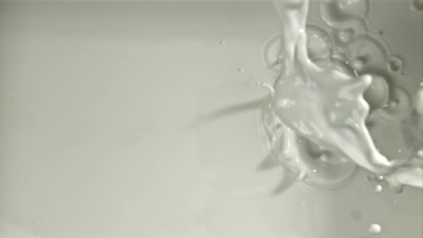 Latte Fresco Con Spruzzi Girato Una Telecamera Alta Velocità 1000 — Video Stock