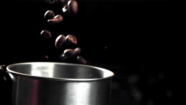 Kávová Zrna Padají Pracujícího Mlýnku Natočeno Vysokorychlostní Kameře Rychlostí 1000 — Stock video