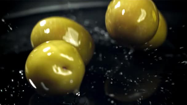 Les Olives Fraîches Tombent Avec Des Éclaboussures Dans Huile Filmé — Video