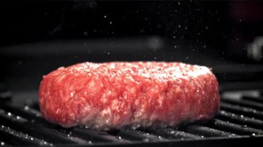 Bir sığır burger tavada kızarır. 1000 fps 'de yüksek hızlı bir kamerayla çekildi. Yüksek kaliteli FullHD görüntüler