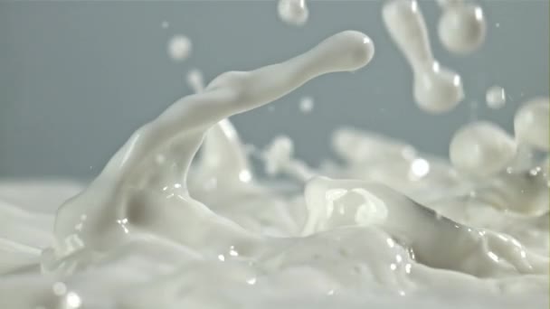 新鮮なミルクとスプラッシュ 1000Fpsで高速カメラで撮影しました 高品質のフルHd映像 — ストック動画