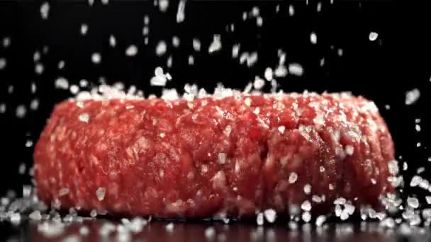 Cuoco Spruzza Sale Sull Hamburger Carne Girato Una Telecamera Alta — Video Stock
