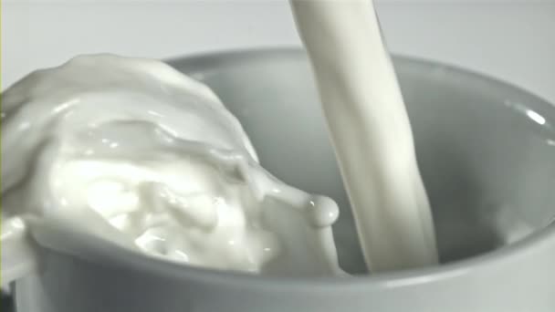 Latte Fresco Viene Versato Una Tazza Girato Una Telecamera Alta — Video Stock