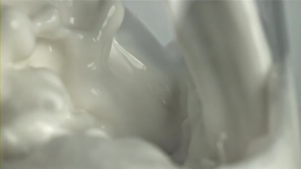 Πιτσιλιές Γάλακτος Ένα Ποτήρι Μακρο Βολή Τραβήχτηκε Κάμερα Υψηλής Ταχύτητας — Αρχείο Βίντεο