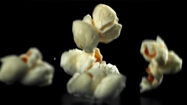 Popcorn Valt Tafel Een Zwarte Achtergrond Gefilmd Een Hoge Snelheidscamera — Stockvideo