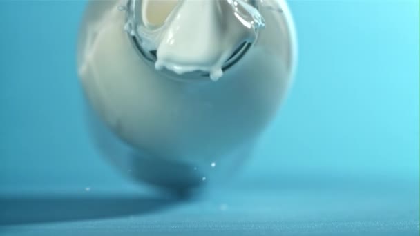 Una Botella Leche Cae Sobre Mesa Con Salpicaduras Filmado Una — Vídeo de stock