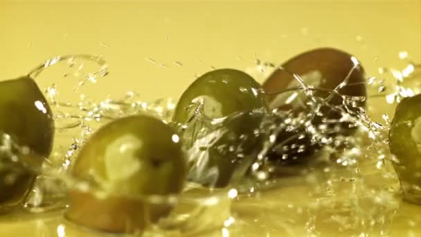 Čerstvé Olivy Padají Cákáním Oleje Natočeno Vysokorychlostní Kameře Rychlostí 1000 — Stock video