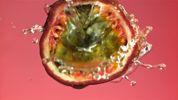 Agua Vierte Sobre Fruta Pasión Cortada Filmado Una Cámara Alta — Vídeos de Stock
