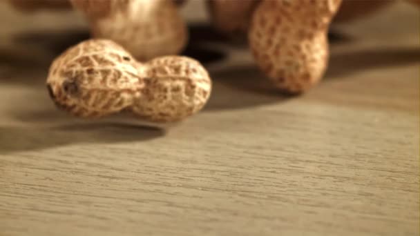 Des Cacahuètes Tombent Sur Table Filmé Par Une Caméra Haute — Video
