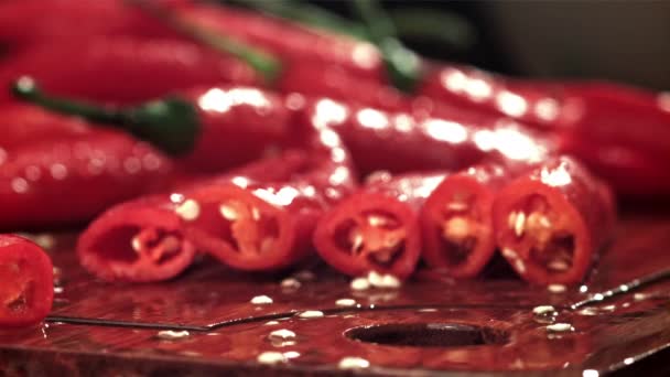 Kés Felvágja Chili Paprikát Egy Csepp Vízzel Egy Nagy Sebességű — Stock videók
