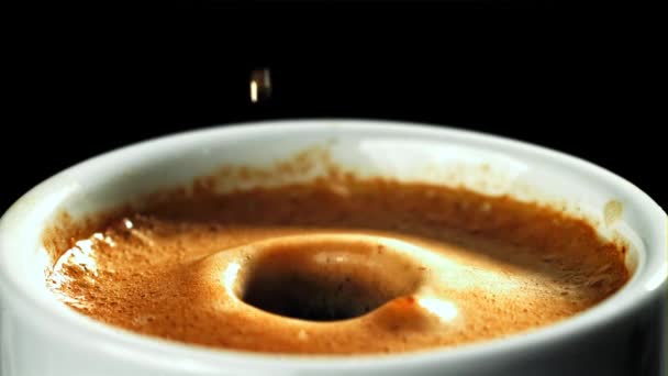 掉进一杯咖啡里去了 在1000英尺每秒的高速相机上拍摄 优质Fullhd影片 — 图库视频影像