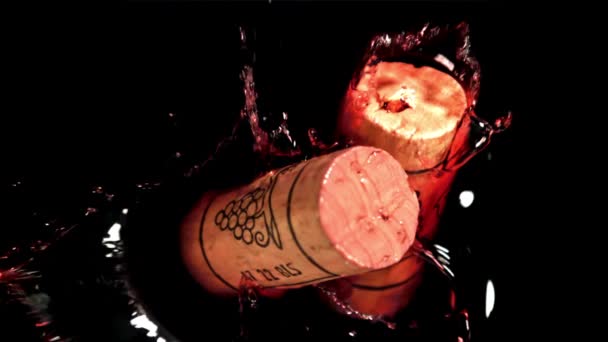 Los Corchos Caen Vino Tinto Filmado Una Cámara Alta Velocidad — Vídeos de Stock