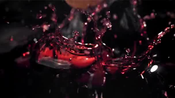 Φελλός Από Μπουκάλι Πέφτει Στο Κόκκινο Κρασί Πιτσιλιές Τραβήχτηκε Κάμερα — Αρχείο Βίντεο