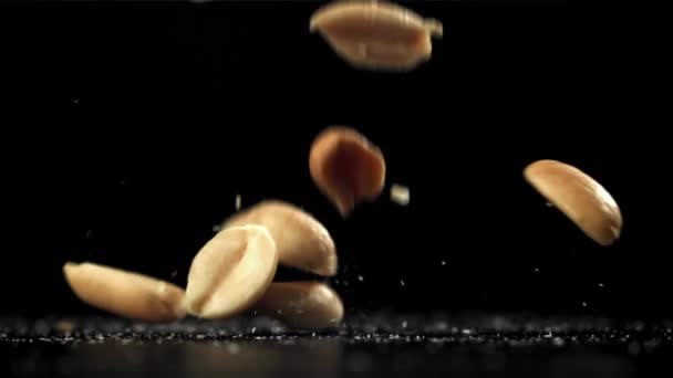 Amendoins Caem Sobre Mesa Filmado Uma Câmera Alta Velocidade 1000 — Vídeo de Stock