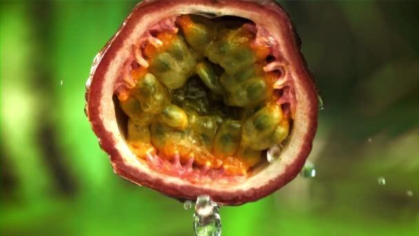 Krople Deszczu Spadają Tropikalne Owoce Namiętności Nagranie Szybkiej Kamerze Prędkością — Wideo stockowe