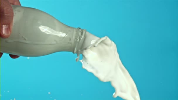 Die Milch Wird Aus Der Flasche Gegossen Gefilmt Mit Einer — Stockvideo