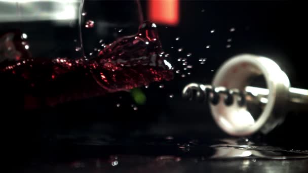 Una Copa Vino Tinto Cae Sobre Mesa Filmado Una Cámara — Vídeos de Stock