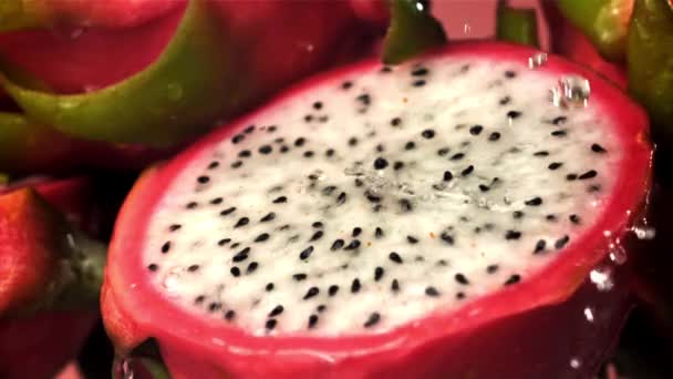 Gotas Agua Caen Sobre Una Fruta Dragón Tropical Filmado Una — Vídeos de Stock