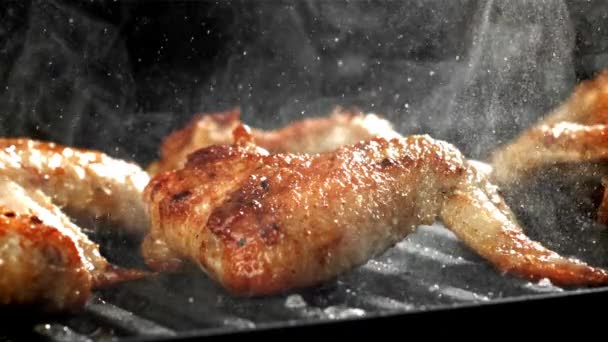 鸡翅放在锅里炸 在1000英尺每秒的高速相机上拍摄 优质Fullhd影片 — 图库视频影像