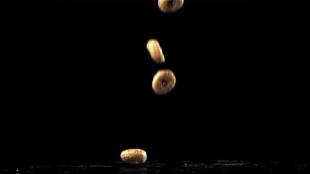 Płatki Kukurydzy Spadające Czarne Tło Nagranie Szybkiej Kamerze Prędkością 1000 — Wideo stockowe