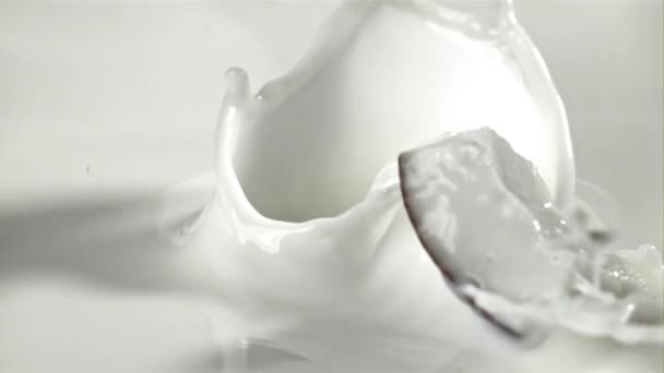 Kawałki Kokosa Wpadają Mleka Rozpryskami Nagranie Szybkiej Kamerze Prędkością 1000 — Wideo stockowe