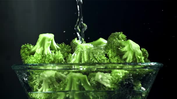水の流れがブロッコリーの皿に流れ込んでいる 1000Fpsで高速カメラで撮影しました 高品質のフルHd映像 — ストック動画