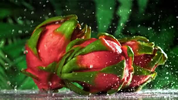 물방울은 과일에 떨어집니다 1000 Fps의 카메라로 촬영했습니다 고품질 Fullhd — 비디오
