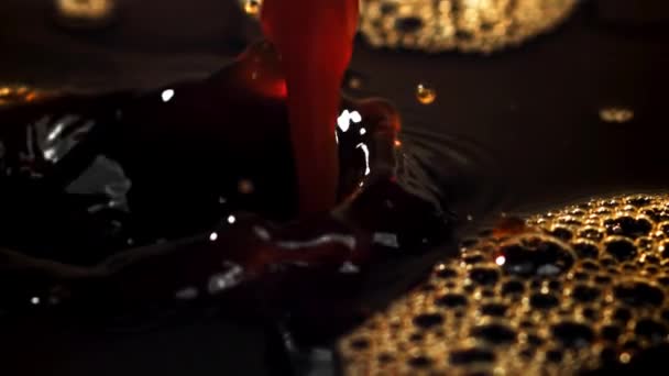 Поток Черного Кофе Брызгами Снято Высокоскоростную Камеру Скоростью 1000 Кадров — стоковое видео