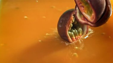 Çarkıfelek meyvesi suya su sıçratarak düşer. 1000 fps 'de yüksek hızlı bir kamerayla çekildi. Yüksek kaliteli FullHD görüntüler